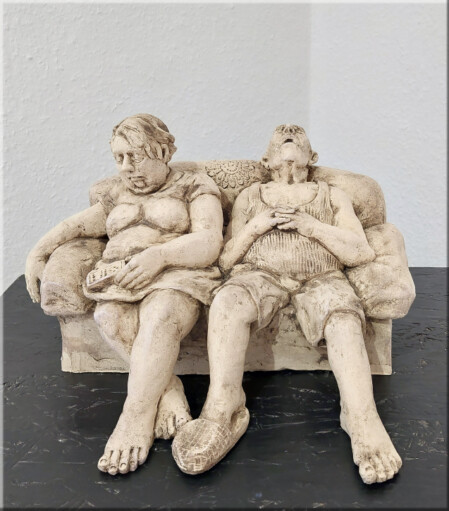 Hypnose (eingeschlafenes Paar auf Sofa)