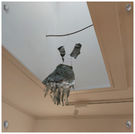 Frech von der Decke hängend