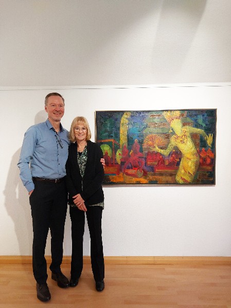 Geschwister Hasseroth vor dem Ölgemälde Bali Tanz